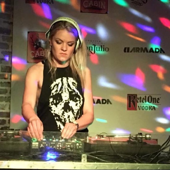 Meet your Posher, Cierra - Picture 2 of 3